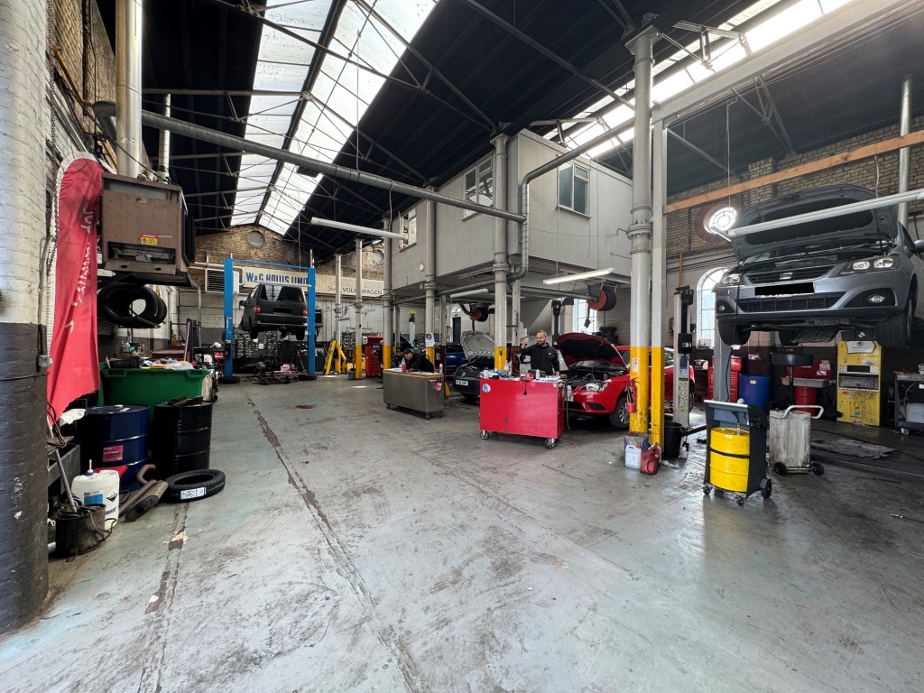 Lot: 82 - FREEHOLD CAR SALES SITE, SHOWROOM & WORKSHOP WITH REDEVELOPMENT POTENTIAL. - Workshop